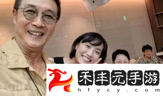 42歲胡歌罕見秀恩愛，曬與妻子合照，互動(dòng)親密太幸福，好有夫妻相