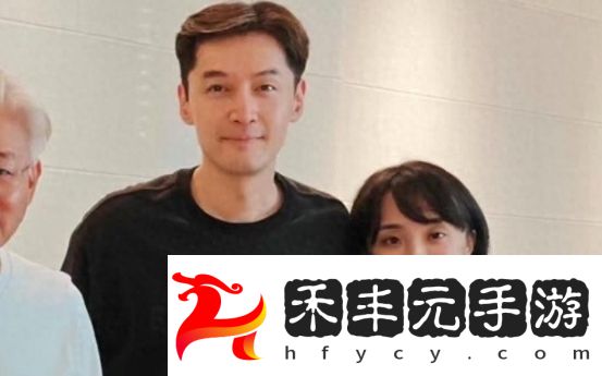 42歲胡歌罕見秀恩愛，曬與妻子合照，互動(dòng)親密太幸福，好有夫妻相