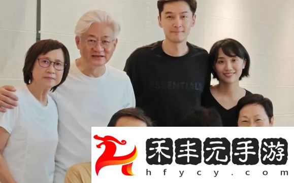 42歲胡歌罕見秀恩愛，曬與妻子合照，互動(dòng)親密太幸福，好有夫妻相
