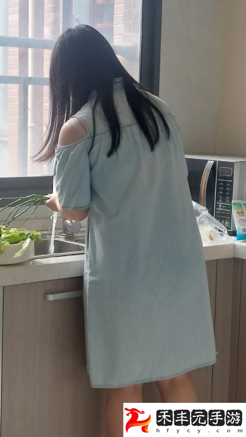 中午媽媽在廚房做飯